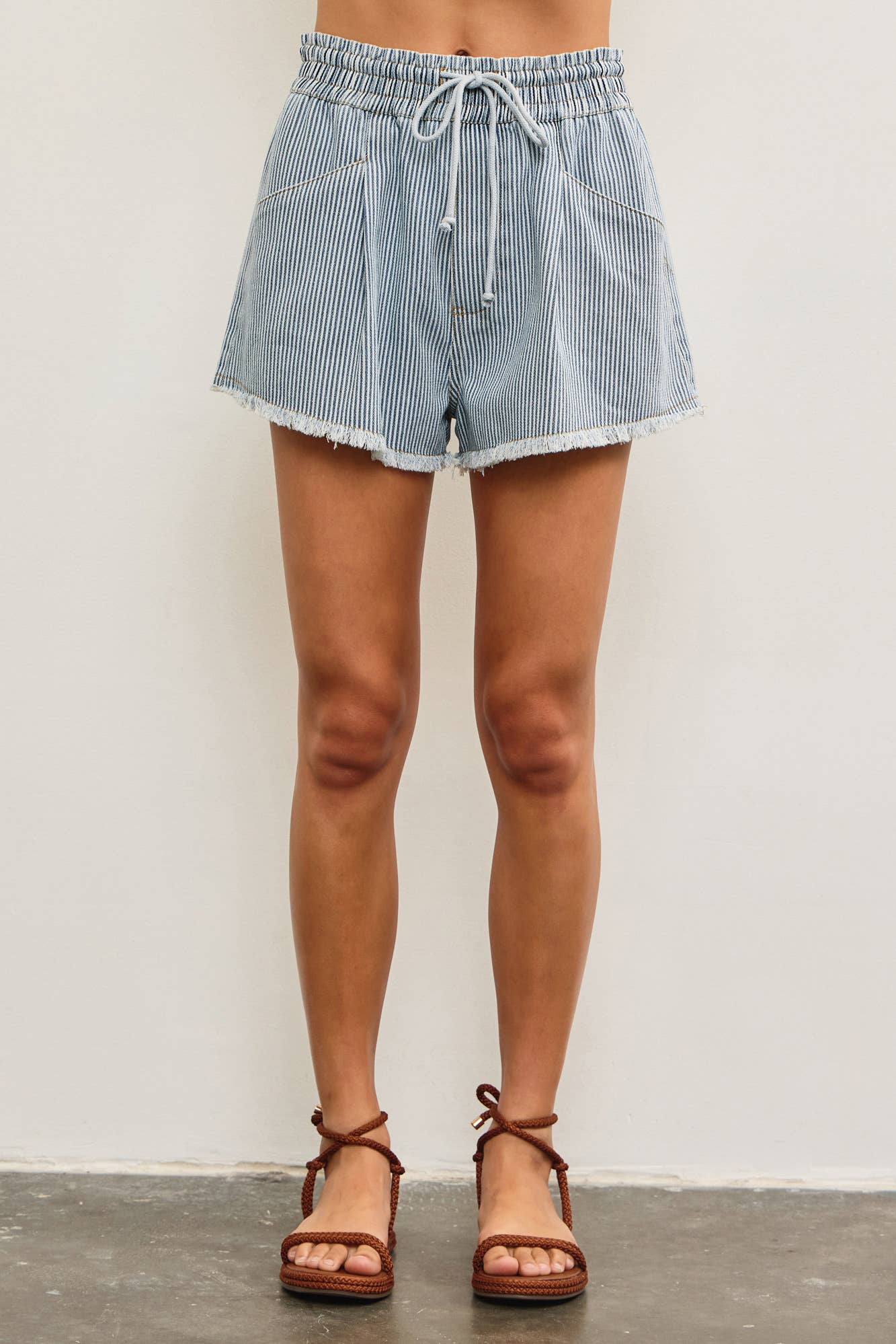 ELASTIC WAIST FRAYED HEM SHORTS