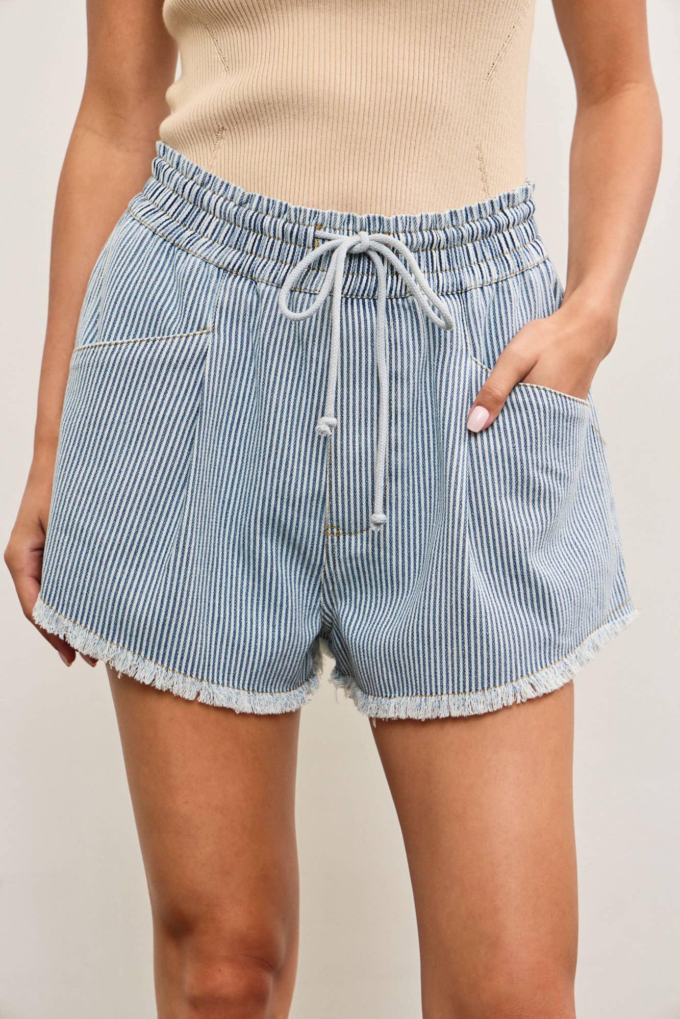 ELASTIC WAIST FRAYED HEM SHORTS