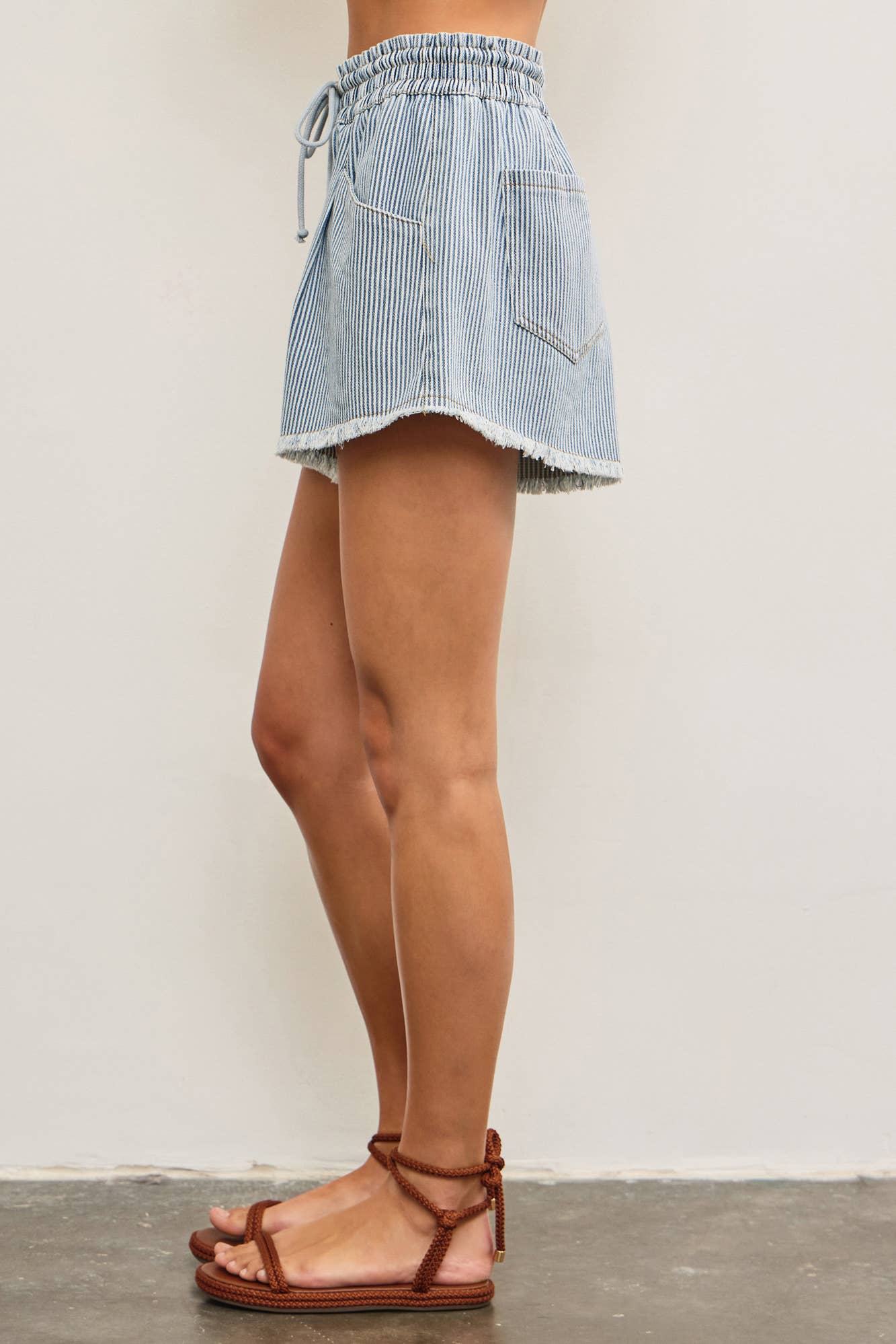 ELASTIC WAIST FRAYED HEM SHORTS